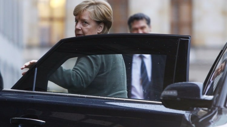 Merkel yine dara düştü! Bir şok daha