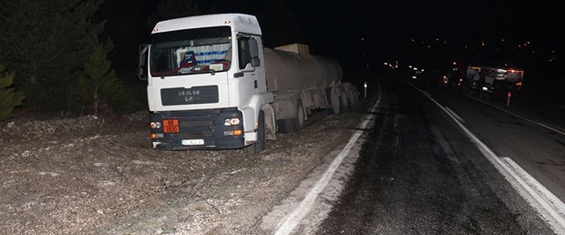 Tankerden yola dökülen asit kazaya neden oldu