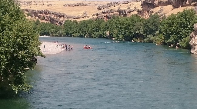 Diyarbakır'da İtfaiye ekipleri nehirde mahsur kalan aileyi kurtardı