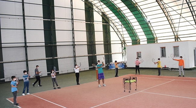 Bilgi Evi öğrencilerine tenis kursu