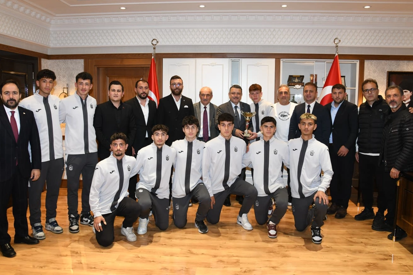 Başkan Genç'ten şampiyon öğrencilere tebrik