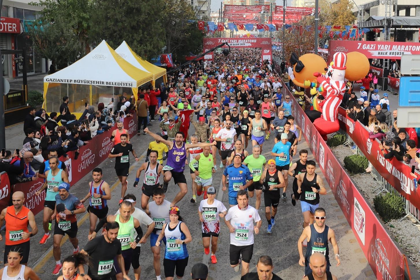 Gaziantep'te 'Gazi Yarı Maratonu' rekor katılımla koşuldu