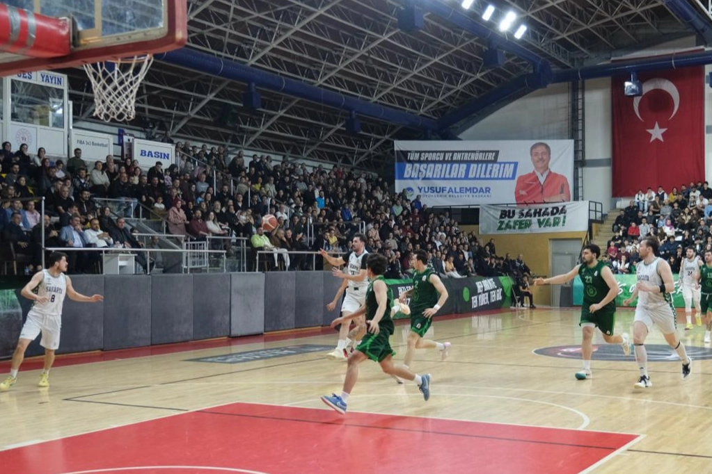 Sakarya Büyükşehir Basketbol taraftarı önünde 7'de 7 yaptı