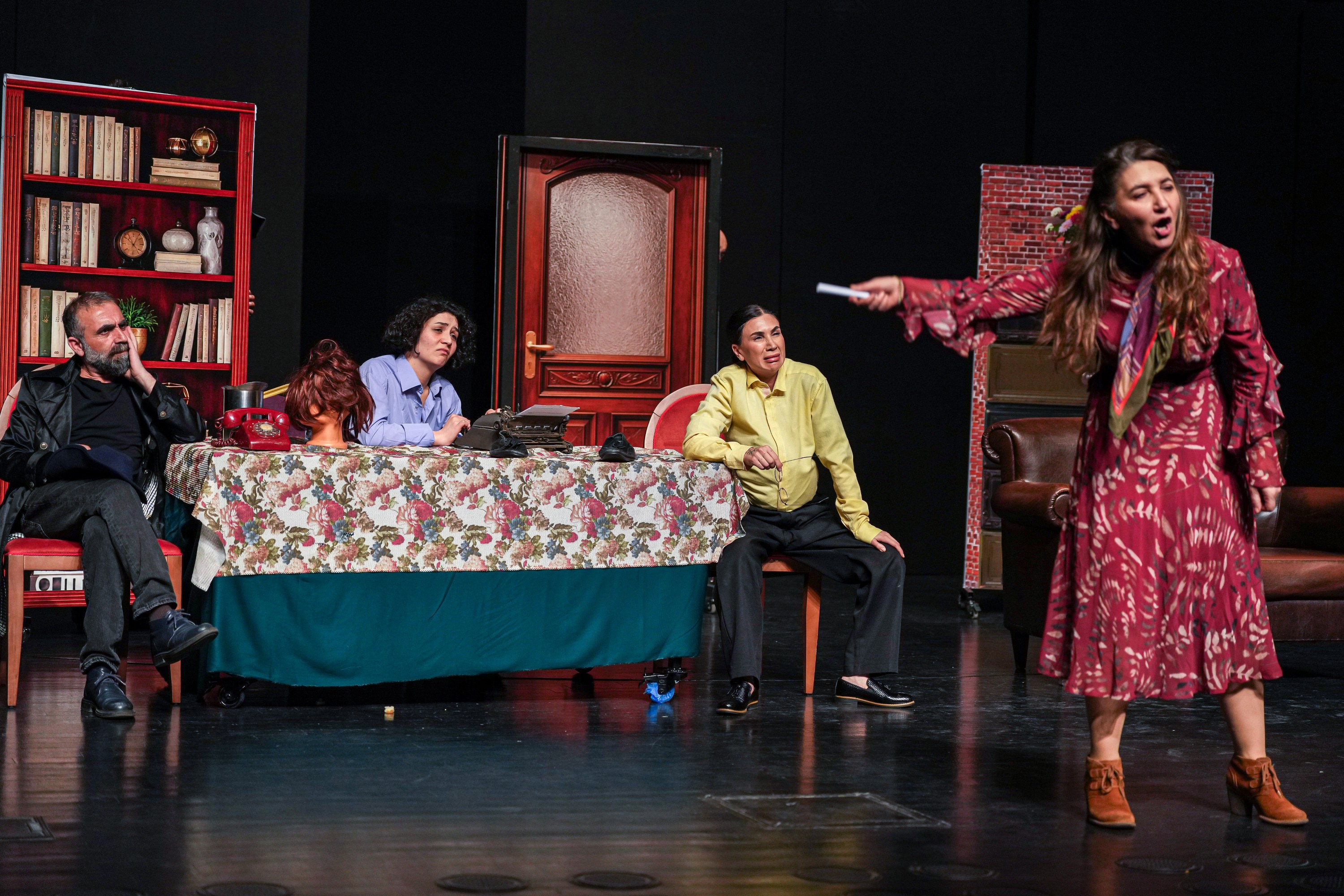 Diyarbakır Eşbaşkanları Dario Fo'nun 'Berû' Oyununu İzledi - Kare 2