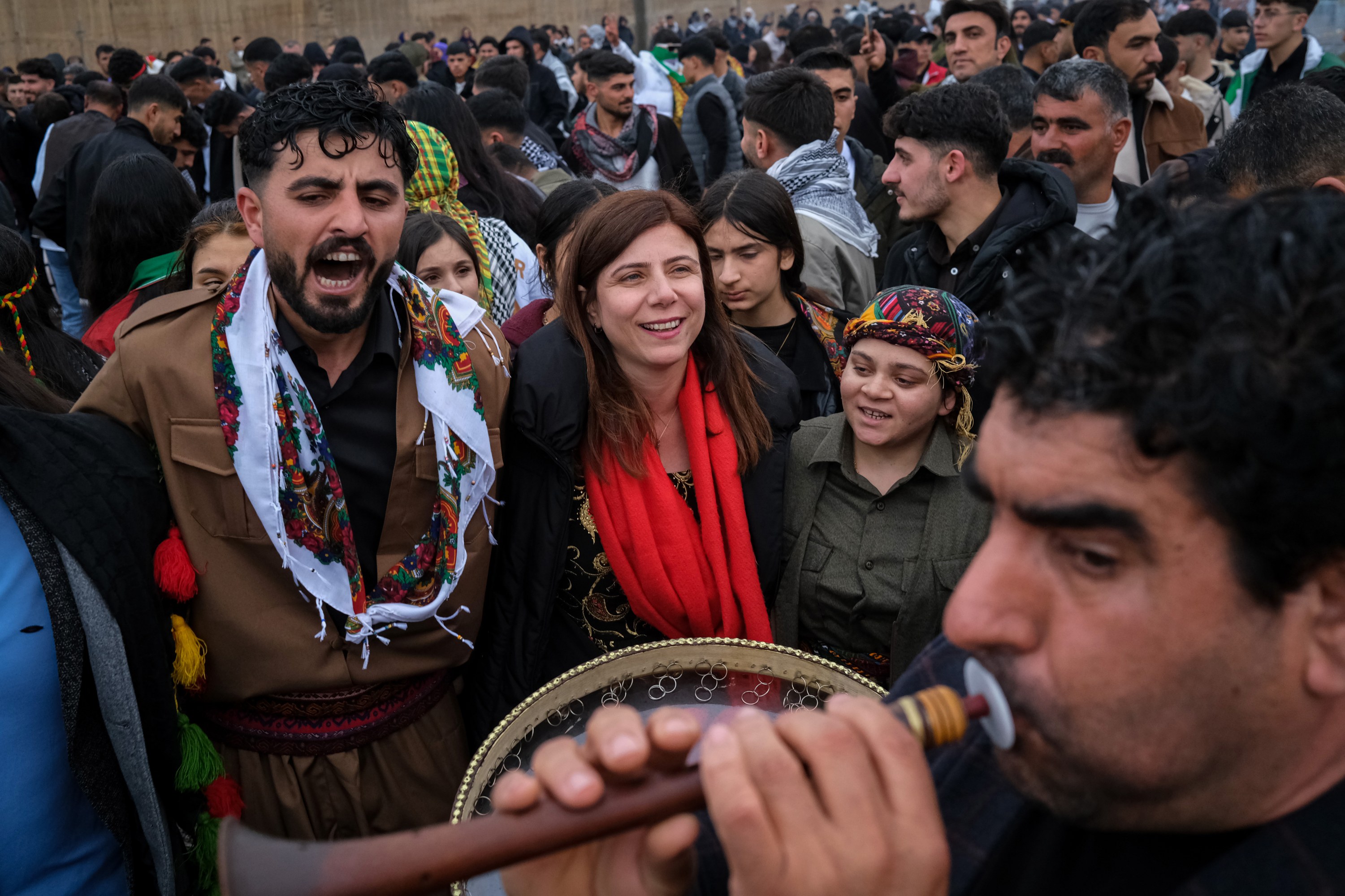 Diyarbakır Eşbaşkanı Bucak'tan Siverek Newroz'unda Barış Mesajı - Kare 1