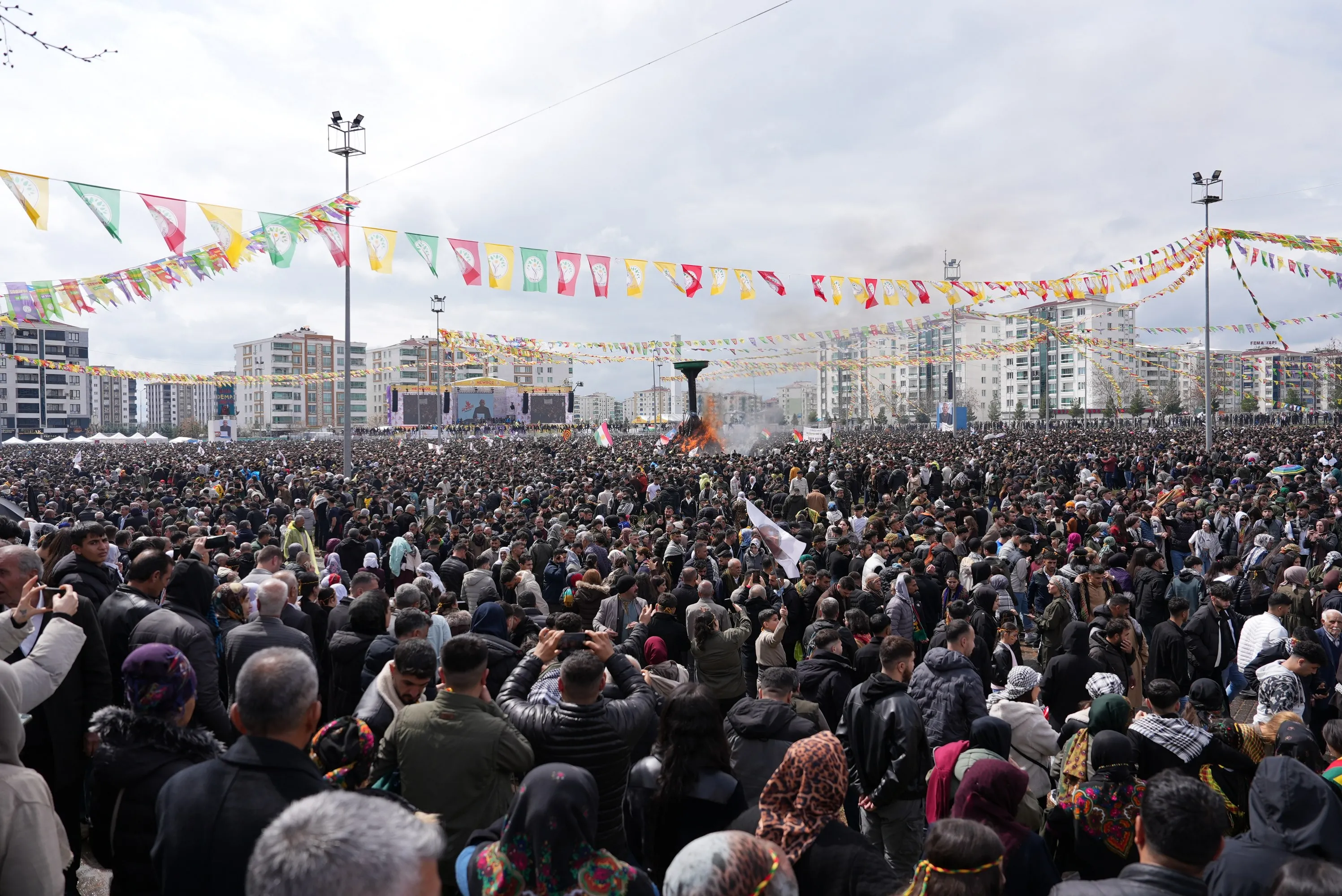 Diyarbakır'da Yüz Binlerin Katılımıyla Newroz Coşkusu Yaşandı - Kare 1