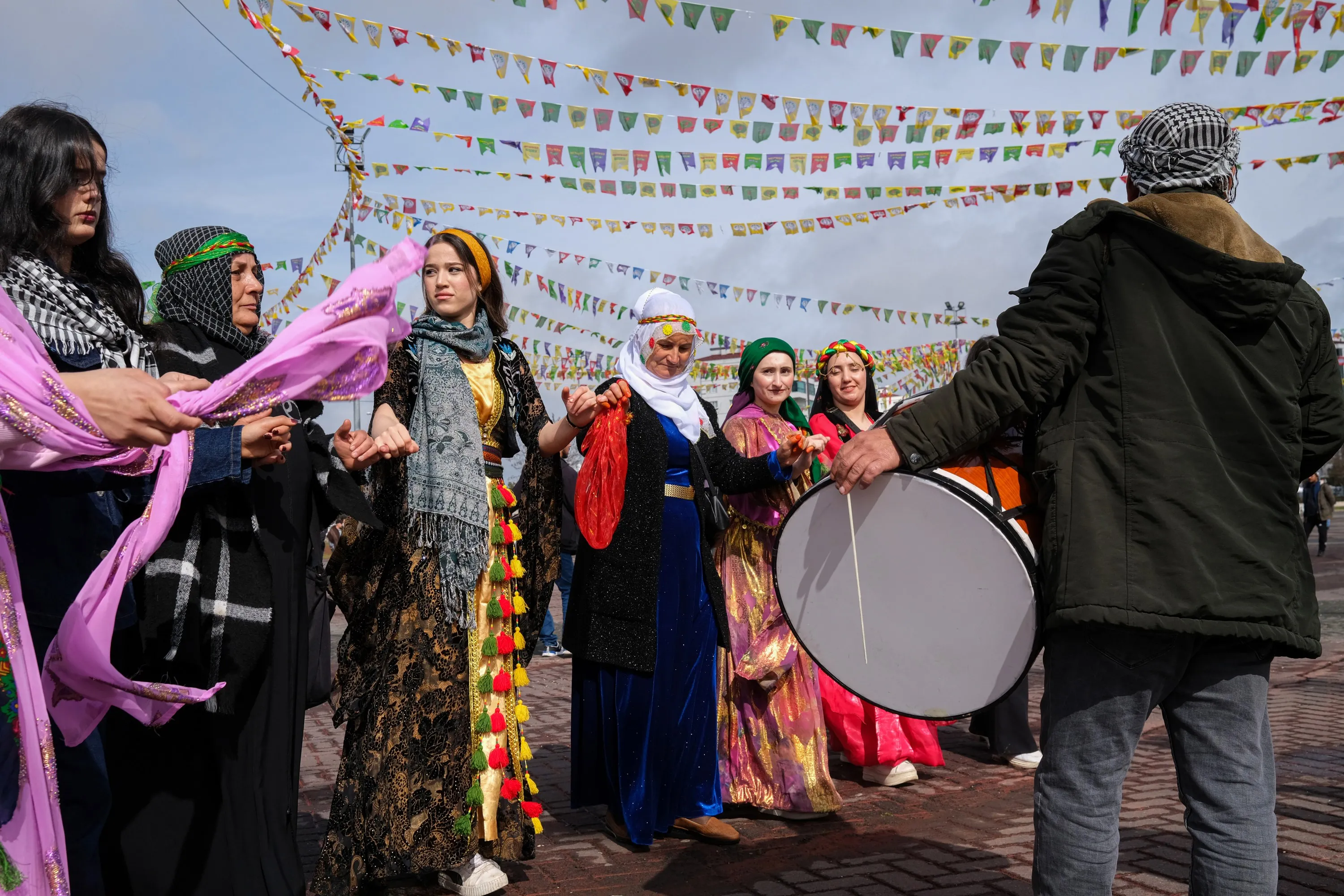 Diyarbakır'da Yüz Binlerin Katılımıyla Newroz Coşkusu Yaşandı - Kare 15