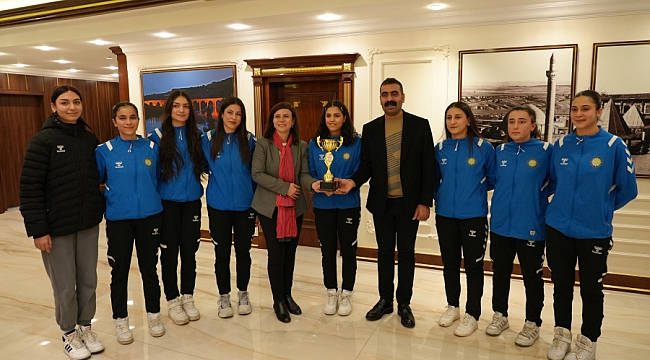 Genç Kadınlar Voleybol Takımı birincilik kupasını Eş Başkanlara takdim etti