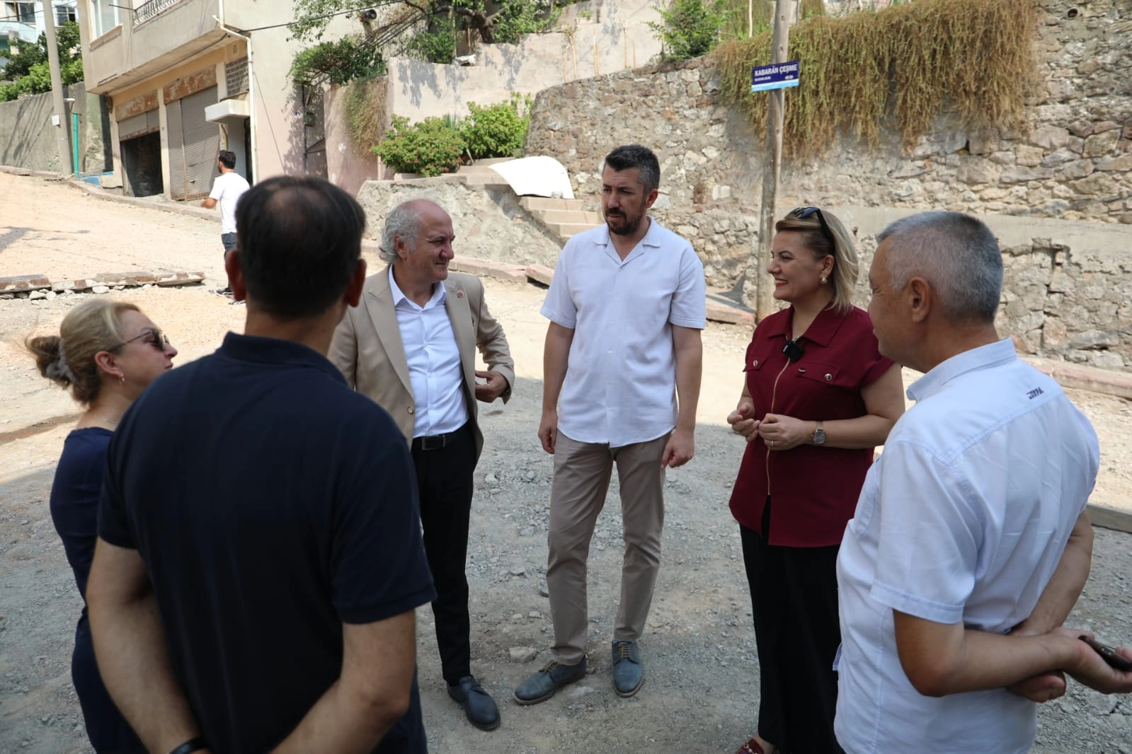 Kocaeli İzmit Belediyesi'nden üç mahalleyi  birleştiren sokakta güvenli ulaşım adımı